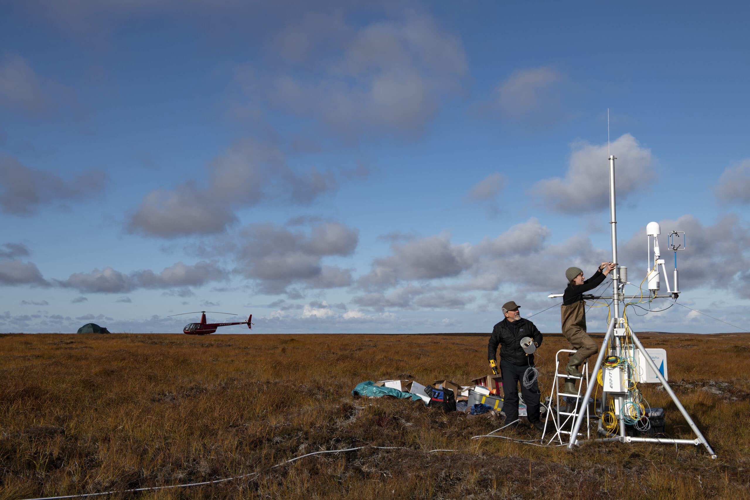 woodwell scientists installing co2 flux measurement tower