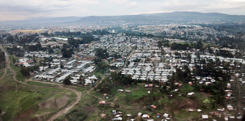 Approach into Addis Ababa in the late afternoon / photo by Hansueli Krapf (CC BY-SA 3.0)