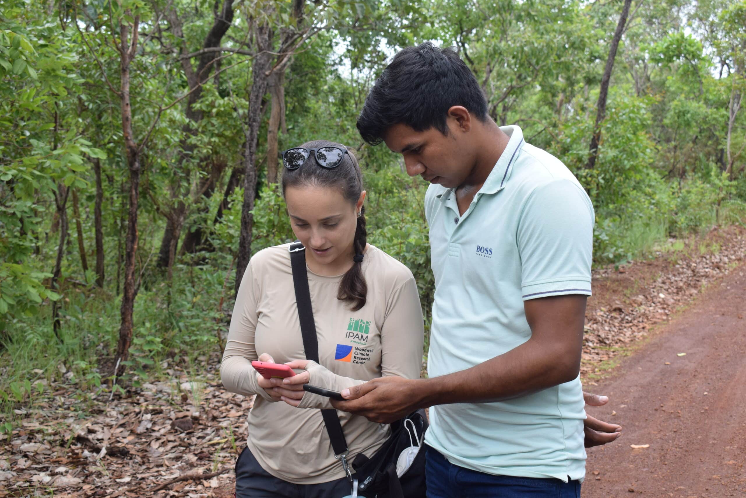 manoela machado shows a workshop participant something on her phone